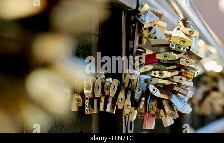 Makro Bild des Paraphierten Vorhängeschlösser, Schlösser, Ponte dell Accademia Brücke, Venedig, Italien, Europa. Stockfoto