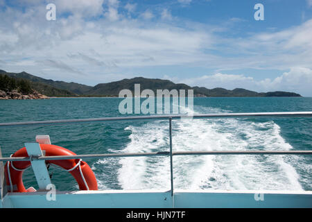 Rückblick auf Magnetic Island von der Fähre nach Townsville, Queensland Australien Stockfoto