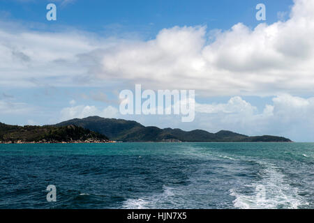 Rückblick auf Magnetic Island von der Fähre nach Townsville, Queensland Australien Stockfoto