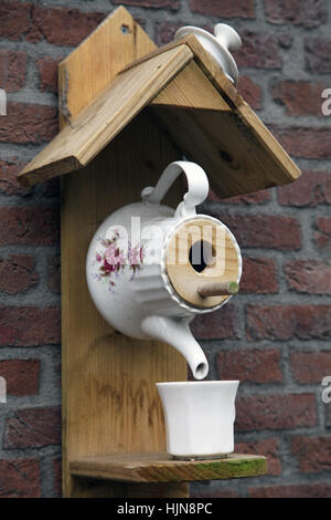 Theepot geformt Vogelkäfig Vogelkäfig ohne Vogel Stockfoto