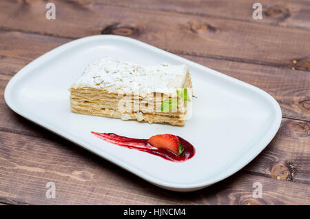 schöne und leckere Dessert Millefeuille mit Beeren auf einem weißen Teller mit Sauce, sehr schönes Restaurant-Angebot Stockfoto