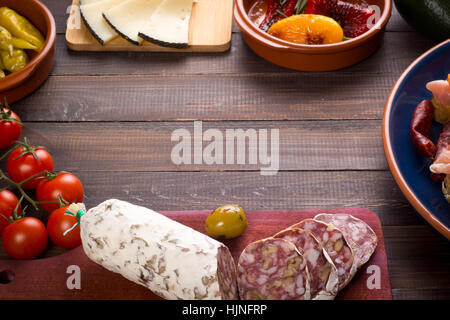 Auswahl an mediterranen snacks auf alten Holztisch. Tapas oder Antipasti. Kopieren Sie Raum. Stockfoto