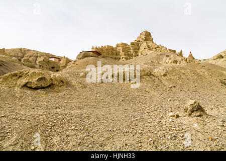 Ruinen von Tsaparang, „verlorene Stadt“, das alte Guge-Königreich in Tibet (es wird angenommen, dass es im frühen 10. Jahrhundert entstanden ist). Tibet. China. Stockfoto