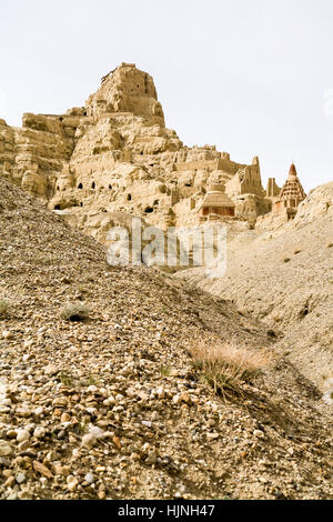 Ruinen von Tsaparang, „verlorene Stadt“, das alte Guge-Königreich in Tibet (es wird angenommen, dass es im frühen 10. Jahrhundert entstanden ist). Tibet. China. Stockfoto