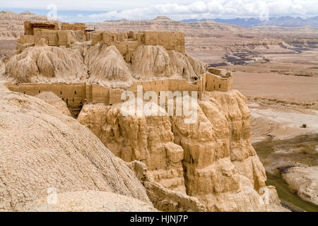 Ruinen von Tsaparang, „verlorene Stadt“, das alte Guge-Königreich in Tibet (es wird angenommen, dass es im frühen 10. Jahrhundert entstanden ist). Tibet. China. Stockfoto