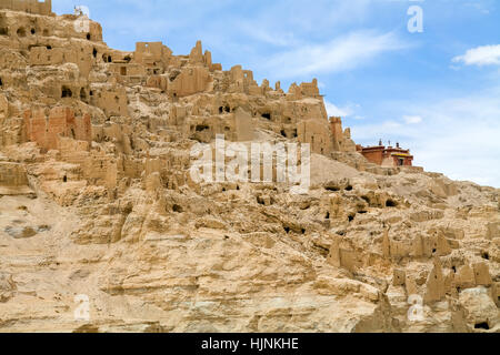 Ruinen von Tsaparang, „verlorene Stadt“, das alte Guge-Königreich in Tibet (es wird angenommen, dass es im frühen 10. Jahrhundert entstanden ist). Tibet. China. Stockfoto