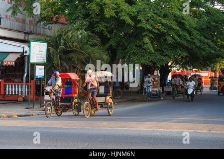 TOAMASINA, Madagaskar - 17. Oktober 2016: Traditionelle Rikscha Fahrrad mit madagassischer Völker in Madagaskar zweitgrößte Stadt Toamasina. Gewöhnliche str Stockfoto