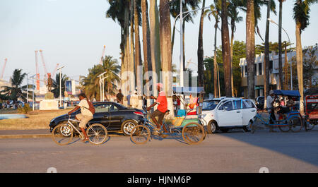 TOAMASINA, Madagaskar - 17. Oktober 2016: Traditionelle Rikscha Fahrrad mit madagassischer Völker in Madagaskar zweitgrößte Stadt Toamasina. Gewöhnliche str Stockfoto