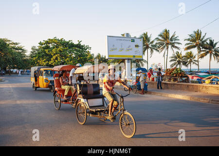 TOAMASINA, Madagaskar - 17. Oktober 2016: Traditionelle Rikscha Fahrrad mit madagassischer Völker in Madagaskar zweitgrößte Stadt Toamasina. Gewöhnliche str Stockfoto