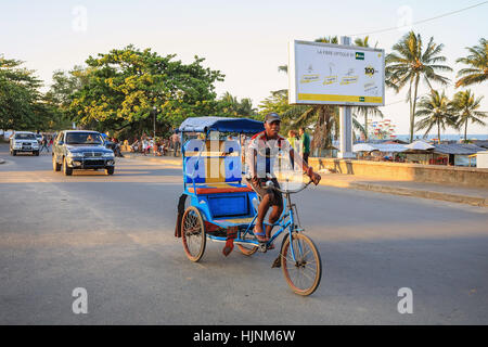 TOAMASINA, Madagaskar - 17. Oktober 2016: Traditionelle Rikscha Fahrrad mit madagassischer Völker in Madagaskar zweitgrößte Stadt Toamasina. Gewöhnliche str Stockfoto
