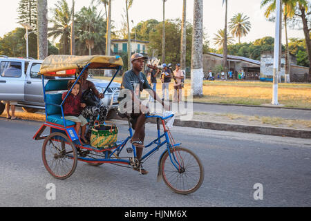 TOAMASINA, Madagaskar - 17. Oktober 2016: Traditionelle Rikscha Fahrrad mit madagassischer Völker in Madagaskar zweitgrößte Stadt Toamasina. Gewöhnliche str Stockfoto