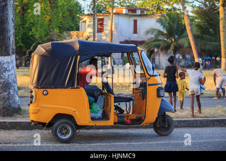 TOAMASINA, Madagaskar - 17. Oktober 2016: Traditionelle Rikscha mit madagassischer Völker in Madagaskar zweitgrößte Stadt Toamasina. Gewöhnliche Leben auf der Straße Stockfoto