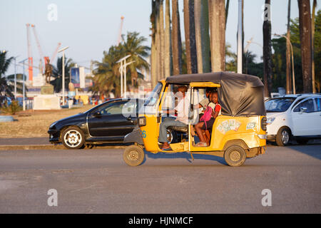 TOAMASINA, Madagaskar - 17. Oktober 2016: Traditionelle Rikscha mit madagassischer Völker in Madagaskar zweitgrößte Stadt Toamasina. Gewöhnliche Leben auf der Straße Stockfoto