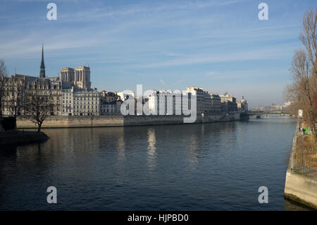 Fluss Seine, Paris, die Kathedrale Notre Dame vom Quai de l ' Hotel de Ville über die Brücke auf. Stockfoto