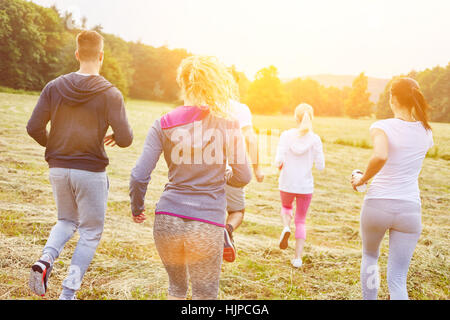 Jugendliche, Joggen im Park für Fitness-Klasse Stockfoto