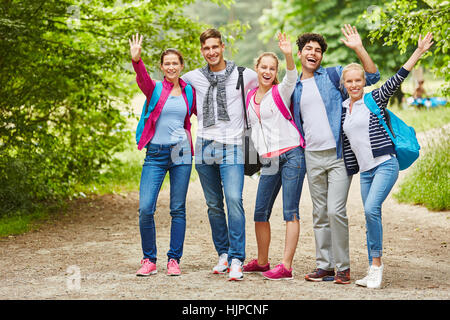 Freunde winken und Lächeln mit Freude als Gruppe Stockfoto