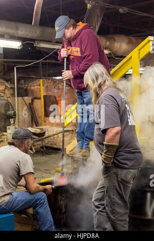 Milton, West Virginia - Glasbläser bei der Arbeit in der Blenko Glass Company. Stockfoto