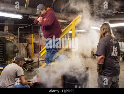 Milton, West Virginia - Glasbläser bei der Arbeit in der Blenko Glass Company. Stockfoto