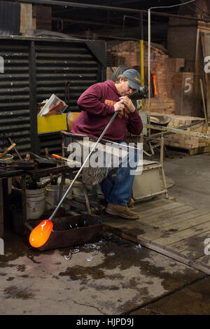 Milton, West Virginia - Glasbläser bei der Arbeit in der Blenko Glass Company. Stockfoto