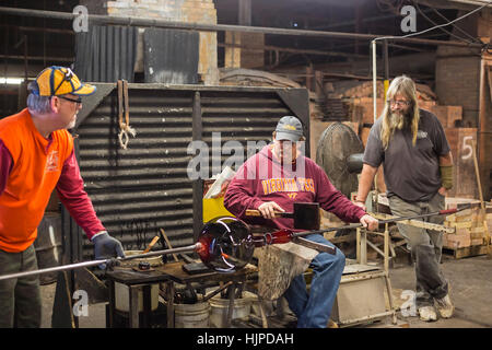 Milton, West Virginia - Glasbläser bei der Arbeit in der Blenko Glass Company. Stockfoto