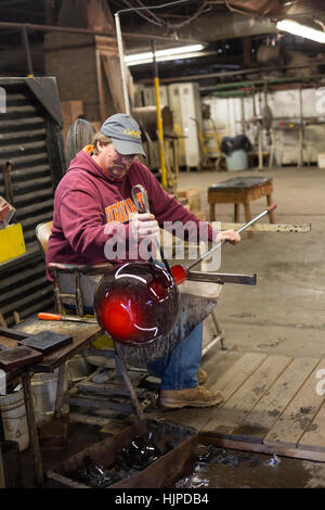 Milton, West Virginia - Glasbläser bei der Arbeit in der Blenko Glass Company. Stockfoto