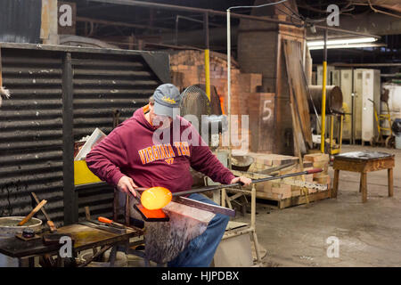 Milton, West Virginia - Glasbläser bei der Arbeit in der Blenko Glass Company. Stockfoto