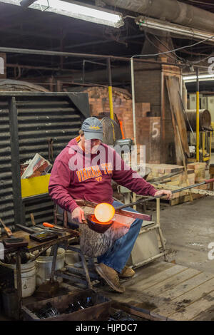 Milton, West Virginia - Glasbläser bei der Arbeit in der Blenko Glass Company. Stockfoto