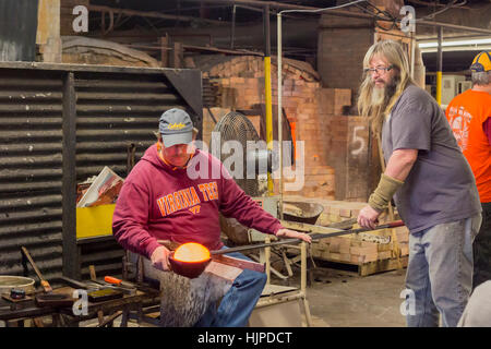 Milton, West Virginia - Glasbläser bei der Arbeit in der Blenko Glass Company. Stockfoto