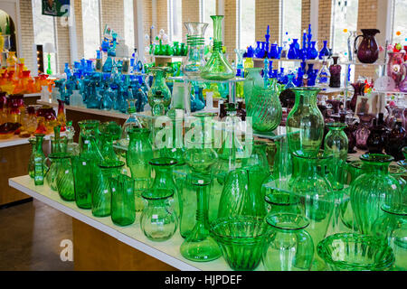 Milton, West Virginia - mundgeblasene Glaswaren zum Verkauf an das Besucherzentrum des Blenko Glass Company. Stockfoto