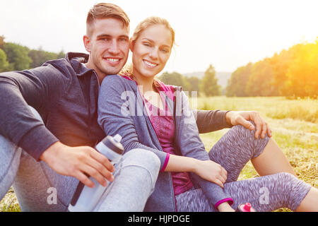 Junges Paar, die eine Pause vom Wandern im Sommer Stockfoto