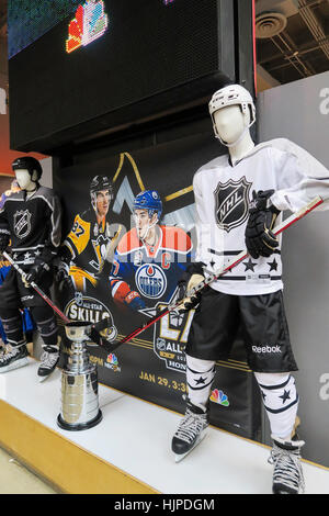 NHL Powered by Reebok Store, 1185 Avenue of the Americas an der Ecke der 47th Street, NYC Stockfoto