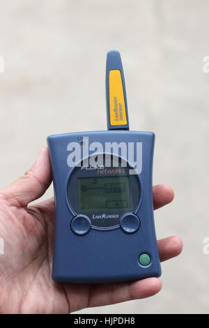 Fluke Networks LinkRunner Gerät in der Hand isoliert Stockfoto