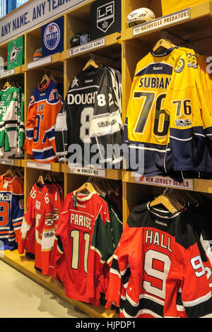 NHL Powered by Reebok Store, 1185 Avenue of the Americas an der Ecke der 47th Street, NYC Stockfoto