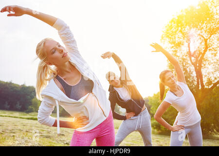 Fitness-Gruppe Aufwärmen vor dem Training im Sommer Stockfoto