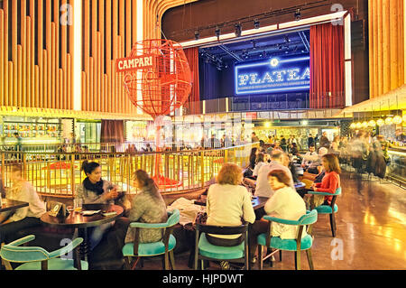 Platea Madrid, ein Gourmet-Lebensmittel-Halle befindet sich in einem ehemaligen Kino auf der Plaza de Colon. Madrid, Spanien. Stockfoto