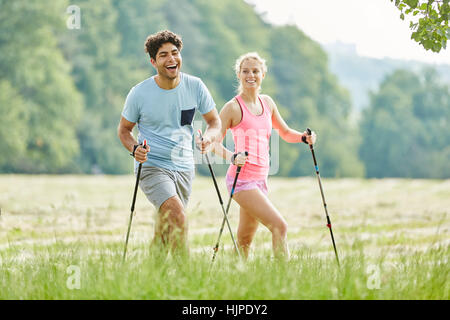 Junges Paar Wandern und Spaß in der Natur Stockfoto