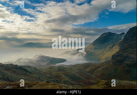 Cloud-Inversion über das Langdale Tal in den Lake District National Park. Blick in die Ferne Coniston Fells. Stockfoto