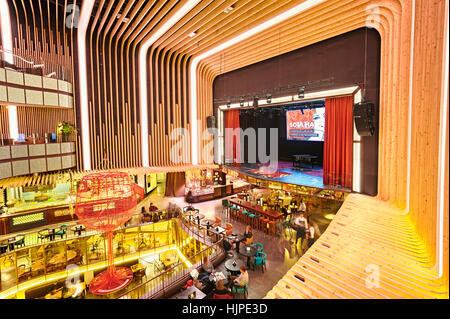 Platea Madrid, ein Gourmet-Lebensmittel-Halle befindet sich in einem ehemaligen Kino auf der Plaza de Colon. Madrid, Spanien. Stockfoto