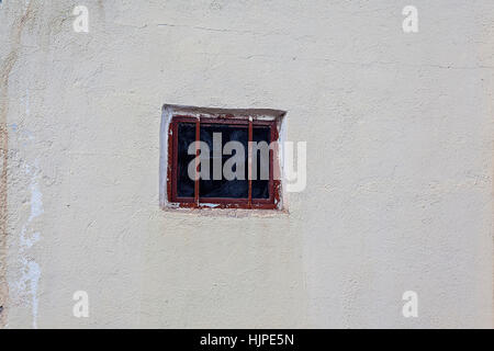 Fenster mit Balken auf das alte Haus Stockfoto