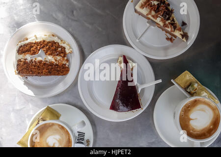 Kaffee und Kuchen auf weißem Geschirr Tassen und Untertassen Stockfoto