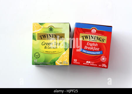 Twinings Grüntee und Zitrone und englisches Frühstück Entkoffeinierter Tee auf weißen Hintergrund isoliert Stockfoto