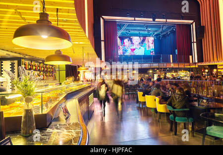 Platea Madrid, ein Gourmet-Lebensmittel-Halle befindet sich in einem ehemaligen Kino auf der Plaza de Colon. Madrid, Spanien. Stockfoto