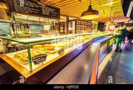 Platea Madrid, ein Gourmet-Lebensmittel-Halle befindet sich in einem ehemaligen Kino auf der Plaza de Colon. Madrid, Spanien. Stockfoto