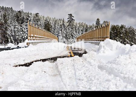 Nach einem Winterschneesturm in Flagstaff, Arizona, stapelte sich auf einer Brücke über die Interstate 17 Schnee. Stockfoto