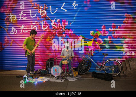 Straßenmusiker, neben Shinjuku Station, Shinjuku, Tokyo City, Japan, Asien. Stockfoto