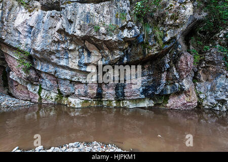 Mehrfarbige geschichteten Rock solid Mineralien Stockfoto