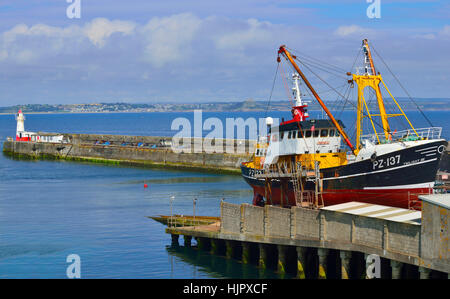 Fischerboot im Hafen von Newlyn, Cornwall, England, UK, für die die Reparatur Stockfoto