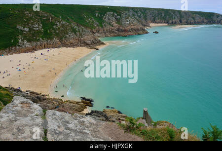 Porthcurno Strand und die Bucht von der Logan Gestein eingeschlossen. Hier die erste transatlantische telegraph Kabel kam an Land. Cornwall, England, Großbritannien Stockfoto