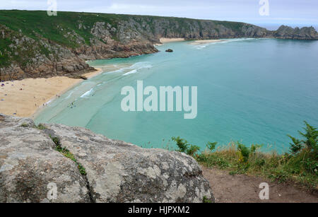 Porthcurno Strand und die Bucht von der Logan Gestein eingeschlossen. Hier die erste transatlantische telegraph Kabel kam an Land. Cornwall, England, Großbritannien Stockfoto