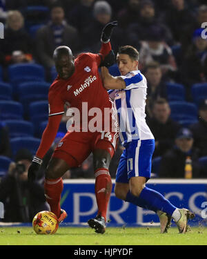 Cardiff City Souleymane Bamba (links) Schlachten für den Besitz des Balles mit Brighton & Hove Albions Anthony Knockaert (rechts) während der Himmel Bet Meisterschaftsspiel im AMEX Stadium Brighton. Stockfoto